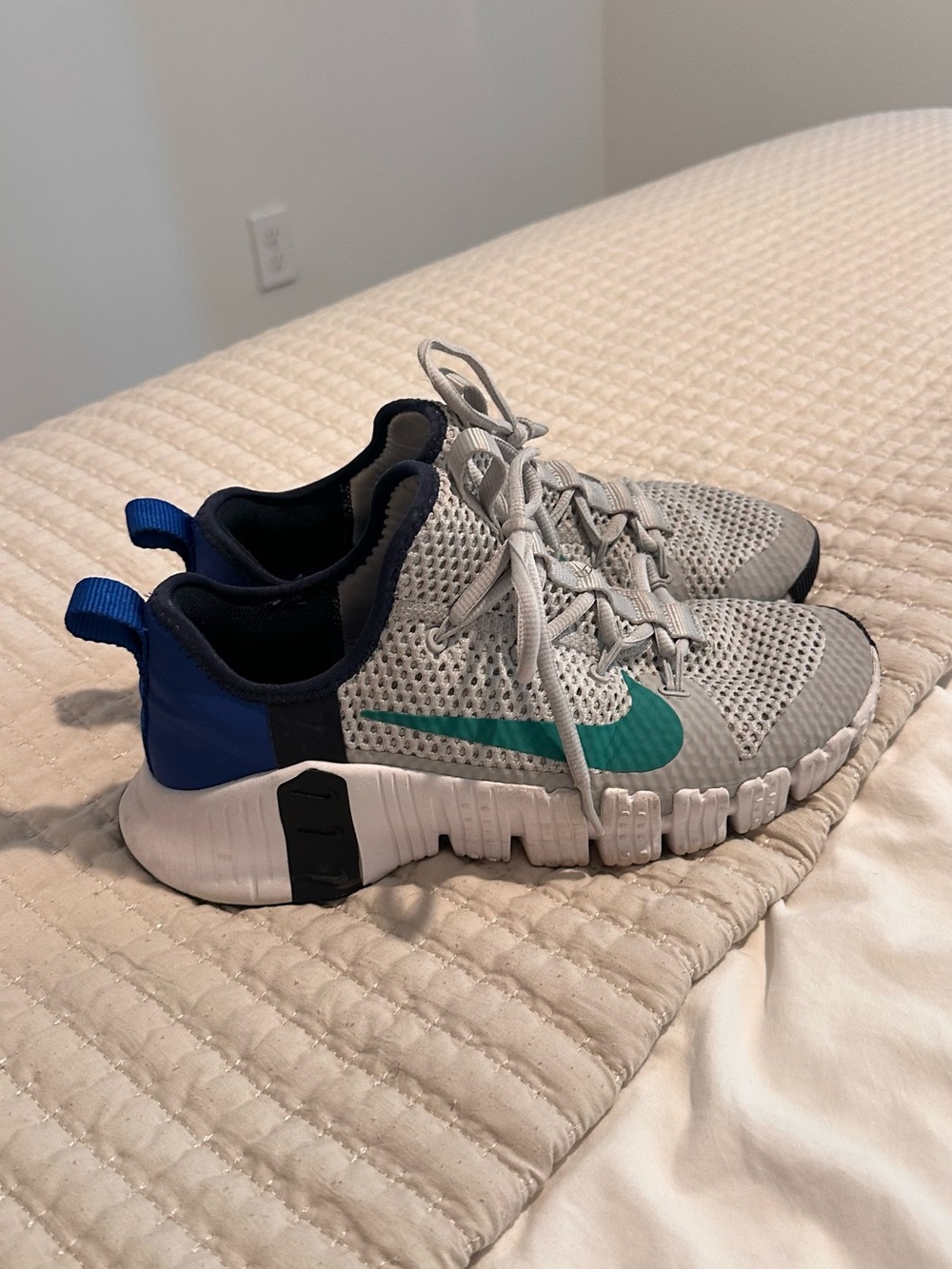 Nike men’s Grey Mesh Athletic Shoes with Teal Swoosh 9.5